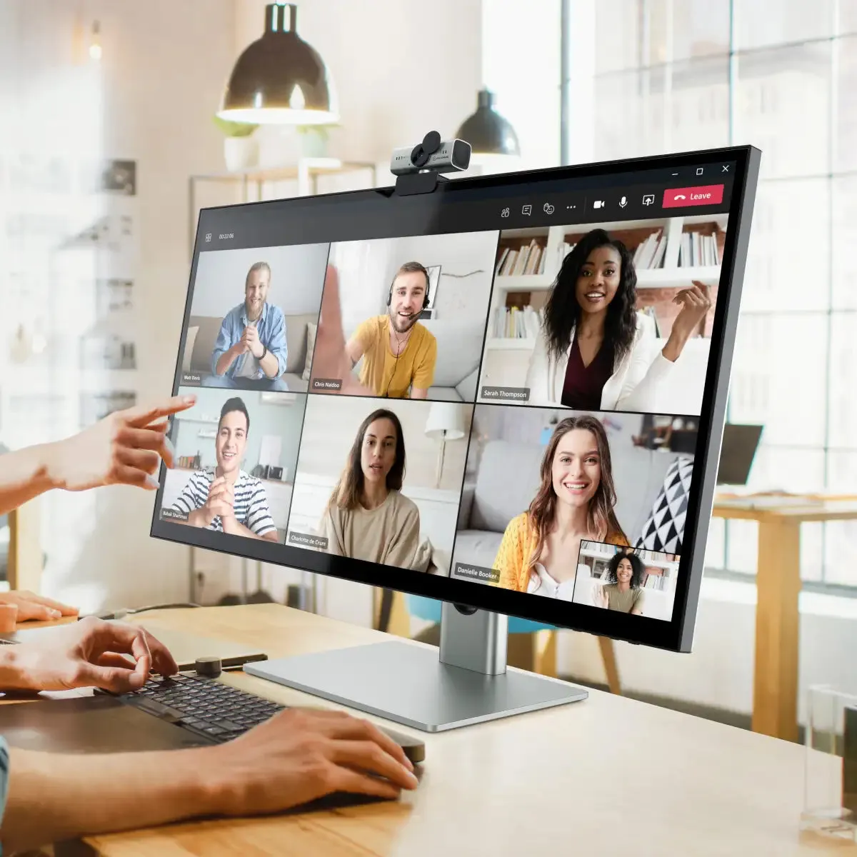CLARITY 27” UHD 4K Monitor   Iris Webcam A09